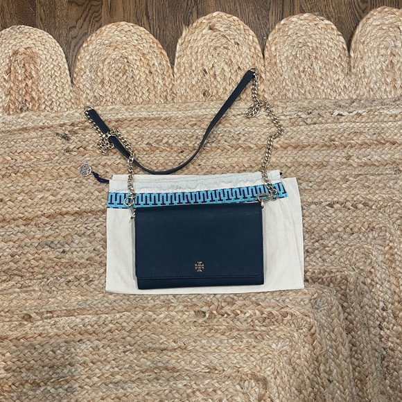 TORY BURCH *NWOT* Emerson Chain Wallet Crossbody Bag in Navy with gold hardware - Picture 1 of 13